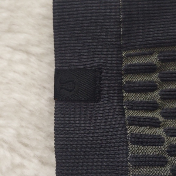 LULULEMON Stylish Black and Green Leggings - Picture 11 of 15